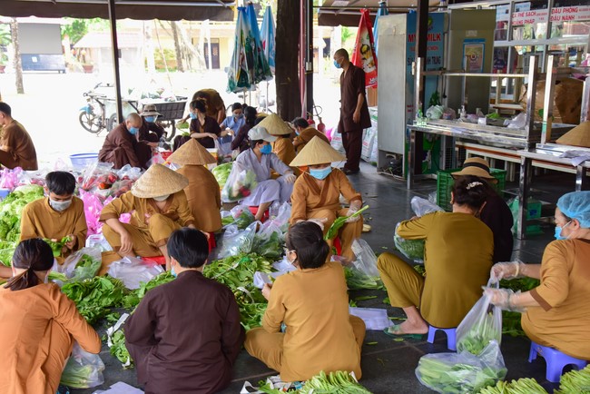 Continuing to support people in need in the Covid-19 pandemic of Hoang Phap Pagoda (series 4)